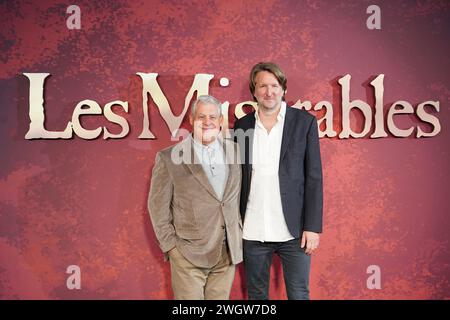 Cameron Mackintosh und Tom Hooper nehmen an einer Prominenz-Vorführung von Les Miserables im Odeon Luxe, Leicester Square, London, Teil. Bilddatum: Dienstag, 6. Februar 2024. Stockfoto