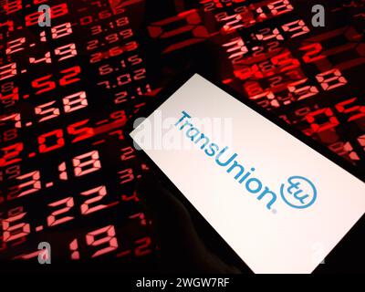 Konskie, Polen – 05. Februar 2024: Logo des Unternehmens TransUnion auf dem Mobiltelefon Stockfoto
