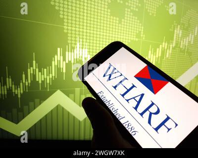 Konskie, Polen – 05. Februar 2024: Das Firmenlogo von Wharf REIC wird auf dem Mobiltelefon angezeigt Stockfoto
