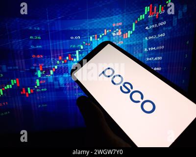 Konskie, Polen – 05. Februar 2024: POSCO-Firmenlogo auf dem Mobiltelefon Stockfoto