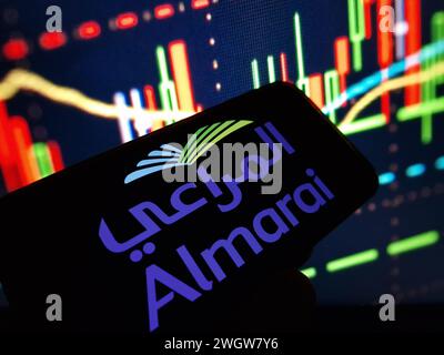 Konskie, Polen – 05. Februar 2024: Das Firmenlogo von Almarai wird auf dem Mobiltelefon angezeigt Stockfoto