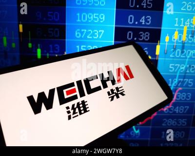 Konskie, Polen – 05. Februar 2024: Firmenlogo von Weichai Power auf dem Mobiltelefon Stockfoto