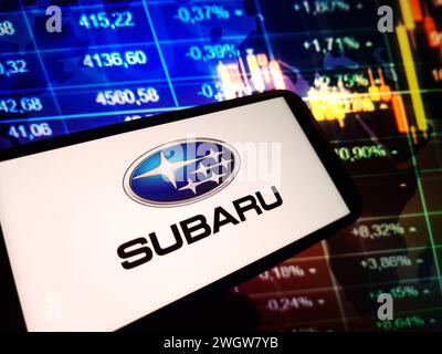 Konskie, Polen – 05. Februar 2024: Das Firmenlogo von Subaru wird auf dem Bildschirm des Mobiltelefons angezeigt Stockfoto