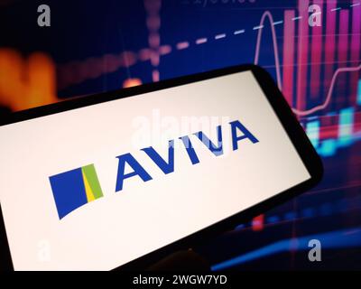 Konskie, Polen – 05. Februar 2024: Das Firmenlogo von Aviva plc wird auf dem Mobiltelefon angezeigt Stockfoto