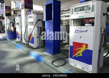 Beirut, Libanon. Februar 2024. Eine Tankstelle in einer Straße in Beirut, Libanon, am 6. Februar 2024. Nach libanesischen Quellen stiegen die Preise für Benzin mit 95 und 98 Oktanzahl am 6. Februar um 8,000 libanesische Pfund, Diesel um 9,000 libanesische Pfund und Gasflaschen um 5,000 libanesische Pfund. (Foto: Elisa Gestri/SIPA USA) Credit: SIPA USA/Alamy Live News Stockfoto