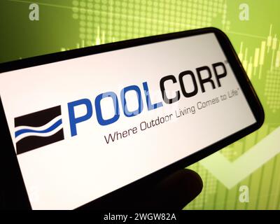 Konskie, Polen – 05. Februar 2024: Das Firmenlogo POOLCORP wird auf dem Mobiltelefon angezeigt Stockfoto
