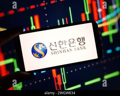 Konskie, Polen – 05. Februar 2024: Das Firmenlogo der Shinhan Bank wird auf dem Mobiltelefon angezeigt Stockfoto
