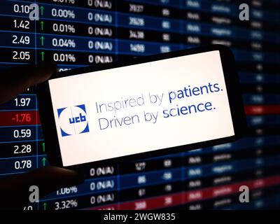 Konskie, Polen – 05. Februar 2024: Das Firmenlogo von UCB wird auf dem Mobiltelefon angezeigt Stockfoto