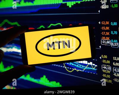 Konskie, Polen - 05. Februar 2024: Firmenlogo der MTN Group auf dem Mobiltelefon Stockfoto