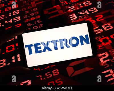 Konskie, Polen – 05. Februar 2024: Das Firmenlogo von Textron wird auf dem Mobiltelefon angezeigt Stockfoto