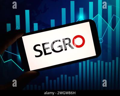 Konskie, Polen – 05. Februar 2024: Das Firmenlogo von SEGRO plc wird auf dem Mobiltelefon angezeigt Stockfoto