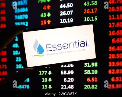 Konskie, Polen – 05. Februar 2024: Logo des Unternehmens Essential Utilities auf dem Mobiltelefon Stockfoto