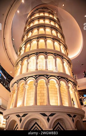 Beleuchteter weißer Turm, der in einem Einkaufszentrum leuchtet Stockfoto