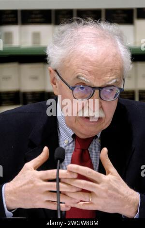 Foto Mauro Scrobogna/LaPresse 06-02-2024 Roma (Italia) - Politica - Senato, convegno &#x201c;Cessate il fuoco ora, a Gaza e in Ucraina&#x201d; - Nella foto: Alfonso Gianni, direttore Alternative per il Socialismo, durante il convegno organizzato dal Coordinamento Democrazia costituzionale Februar 06, 2024 Rom (Italien) - Politik - Senat, Konferenz "Waffenruhe jetzt, in Gaza und in der Ukraine" - auf dem Foto: Alfonso Gianni (Direktor für Alternativen für den Sozialismus) während der von der konstitutionellen Demokratiekoordination organisierten Konferenz Stockfoto