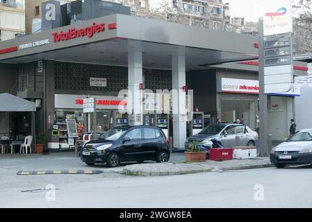 Beirut, Libanon. Februar 2024. Eine Tankstelle in einer Straße in Beirut, Libanon, am 6. Februar 2024. Nach libanesischen Quellen stiegen die Preise für Benzin mit 95 und 98 Oktanzahl am 6. Februar um 8,000 libanesische Pfund, Diesel um 9,000 libanesische Pfund und Gasflaschen um 5,000 libanesische Pfund. (Foto: Elisa Gestri/SIPA USA) Credit: SIPA USA/Alamy Live News Stockfoto