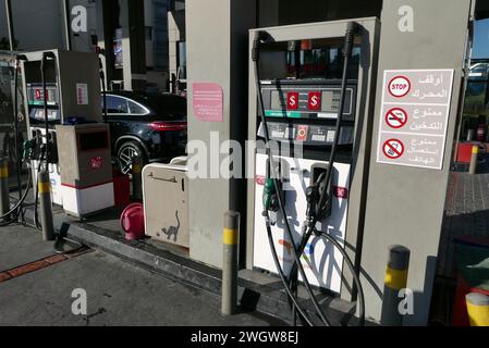 Beirut, Libanon. Februar 2024. Eine Tankstelle in einer Straße in Beirut, Libanon, am 6. Februar 2024. Nach libanesischen Quellen stiegen die Preise für Benzin mit 95 und 98 Oktanzahl am 6. Februar um 8,000 libanesische Pfund, Diesel um 9,000 libanesische Pfund und Gasflaschen um 5,000 libanesische Pfund. (Foto: Elisa Gestri/SIPA USA) Credit: SIPA USA/Alamy Live News Stockfoto