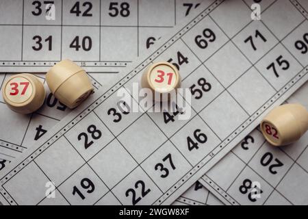 Hintergrund des Lottospiels. Nostalgie Lifestyle. Tischspiele. Retro-Spiele. Spaß. Fässer mit Zahlen und Papierkarten für Bingo-Spiele. Urlaubsurlaub. Stockfoto