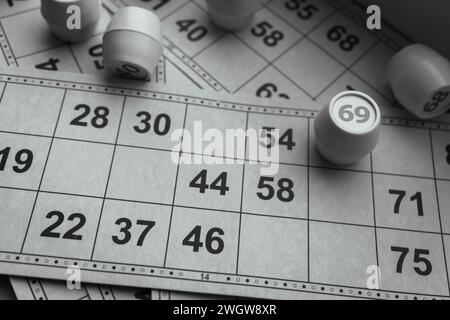 Lottospiel, schwarz-weiß. Nostalgie Lifestyle. Tischspiele. Retro-Spiele. Bingo-Zeit, Schwarzweiß. Fässer mit Zahlen und Papierkarten für Bingo. Stockfoto