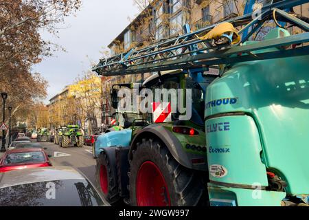 Hunderte von Traktoren blockieren mehrere Straßen in Aragonien und fahren nach Saragossa ein, um gegen EU-Vorschriften zu protestieren und mehr Hilfe von der Regierung zu fordern Stockfoto