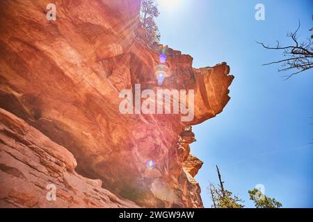 Sedona Red Rock Cliffs mit Sunburst, Arizona Stockfoto