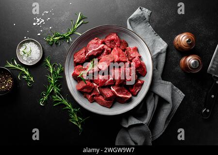 Rindfleisch entrecote geschnitten, rohes Rindfleischfilet auf schwarzem Hintergrund, Draufsicht Stockfoto