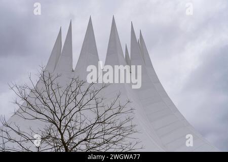 Ein Teil der 37 Meter hohen Dachkonstruktion der Veranstaltungshalle Tempodrom auf dem Gelände des ehemaligen Anhalter Bahnhofes am Askanischen Platz in Berlin-Kreuzberg. *** Teil der 37 Meter hohen Dachkonstruktion der Tempodrom-Veranstaltungshalle auf dem Gelände des ehemaligen Anhalter Bahnhofs am Askanischen Platz in Berlin Kreuzberg Stockfoto