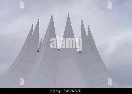 Ein Teil der 37 Meter hohen Dachkonstruktion der Veranstaltungshalle Tempodrom auf dem Gelände des ehemaligen Anhalter Bahnhofes am Askanischen Platz in Berlin-Kreuzberg. *** Teil der 37 Meter hohen Dachkonstruktion der Tempodrom-Veranstaltungshalle auf dem Gelände des ehemaligen Anhalter Bahnhofs am Askanischen Platz in Berlin Kreuzberg Stockfoto