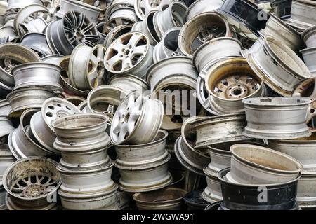Aluminium-Leichtmetallfelgen, Recycling-Schrott, viele gebrauchte Auto-Leichtmetallfelgen Stockfoto