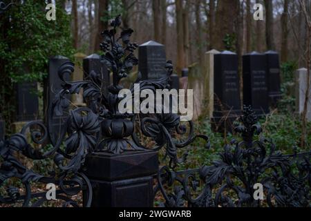 Gräber auf dem 1880 angelegten, 42 Hektar großer Jüdischer Friedhof in Berlin-Weißensee. Mit seinen 116000 Grabstellen ist er der flächenmäßi größte jüdische Friedhof in Europa.. Der Friedhof steht unter Denkmalschutz. *** Gräber auf dem 42 ha großen jüdischen Friedhof in Berlin Weißensee, der 1880 mit seinen 116.000 Gräbern errichtet wurde, ist er flächenmäßig der größte jüdische Friedhof Europas der Friedhof ist denkmalgeschützt Stockfoto