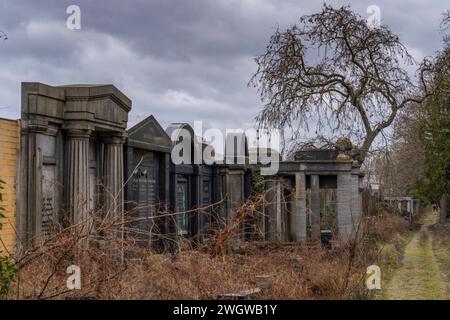 Gräber auf dem 1880 angelegten, 42 Hektar großer Jüdischer Friedhof in Berlin-Weißensee. Mit seinen 116000 Grabstellen ist er der flächenmäßi größte jüdische Friedhof in Europa.. Der Friedhof steht unter Denkmalschutz. *** Gräber auf dem 42 ha großen jüdischen Friedhof in Berlin Weißensee, der 1880 mit seinen 116.000 Gräbern errichtet wurde, ist er flächenmäßig der größte jüdische Friedhof Europas der Friedhof ist denkmalgeschützt Stockfoto