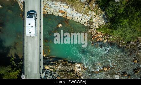 Moderner Wohnwagen auf einer Flussbrücke Luftbild. Norwegische Scenic Drives Stockfoto