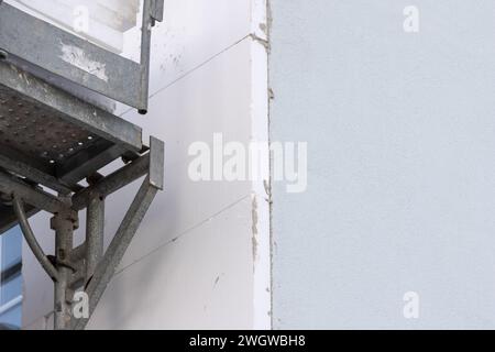 Renovierung der Fassade eines alten Gebäudes mit Außenwärmedämmung Stockfoto