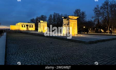 Nächtliche Außenansicht des ägyptischen Tempels von Devod in Madrid Stockfoto