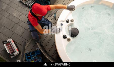 Kaukasischer Heim-SPA-Techniker in seinen 40ern, der Hot Tube Repair durchführte Stockfoto