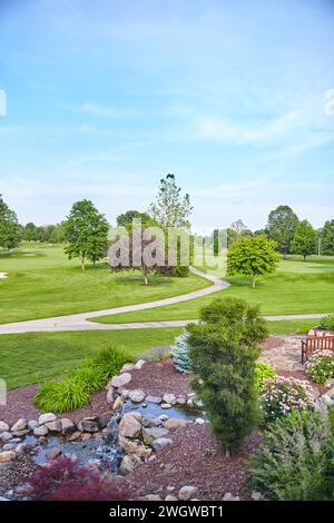 Morgens Ruhe auf dem Golfplatz mit Landschaftsgarten und Teich Stockfoto