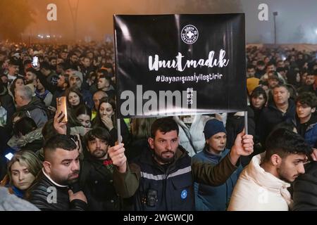 Ein Mann hält während der Gedenkfeier des Stillen marsches ein Plakat mit der Aufschrift "Wir haben es nicht vergessen" hoch. Diejenigen, die in Hatay, einem der Orte, an dem die schwersten Zerstörungen bei den Erdbeben in Maras am 6. Februar erlitten haben, ihr Leben verloren, wurden mit dem „Silent March“-Programm geehrt. Am 6. Februar 2023 ereignete sich in der Südtürkei ein Erdbeben der Stärke 7,8, dem kurz nach Mittag ein weiteres Erdbeben der Stärke 7,5 folgte. Mehr als 50.000 Menschen kamen bei dem Erdbeben ums Leben, das in 11 Städten der Türkei große Zerstörungen angerichtet hat. Stockfoto