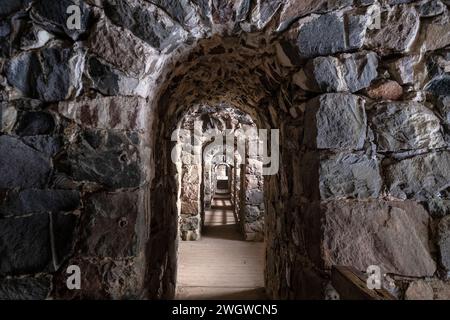 Steintür an der Meeresfestung Suomenlinna in Helsinki, Finnland Stockfoto