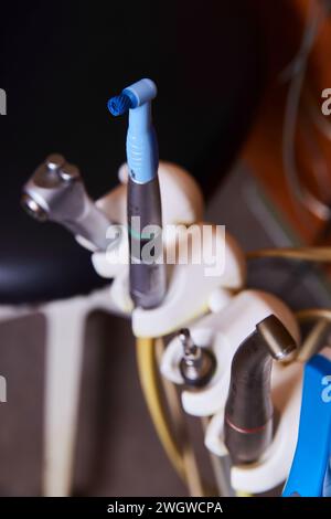 Zahnhandstück und Werkzeug im klinischen Umfeld Stockfoto