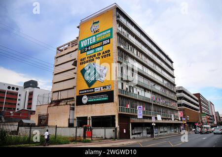 Das Wahlplakat des ANC wurde vor den Parlamentswahlen 2024 auf einem Gebäude im CBD von Pretoria angebracht. Stockfoto