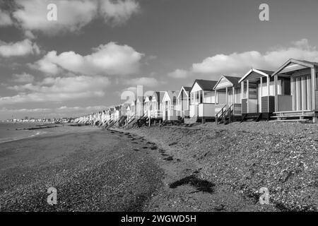 Schwarzweißbild von Strandhütten in Thorpe Bay, nahe Southend-on-Sea, Essex, England, Vereinigtes Königreich Stockfoto