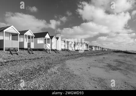 Schwarzweißbild des Strands Thorpe Bay in der Nähe von Southend-on-Sea, Essex, England, Vereinigtes Königreich Stockfoto