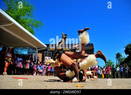 Traditionelle Zulu-Tänzer unterhalten die Massen während des iLembe Book Festival im Luthuli Museum in Groutville, Kwa-Zulu-Natal in Südafrika. Stockfoto