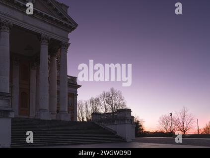Abfahrt von der blauen Stunde zur goldenen Stunde am Superga Hill, während Sonnenaufgang. Stockfoto