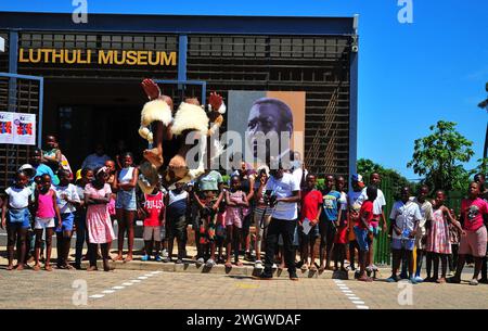 Traditionelle Zulu-Tänzer unterhalten die Massen während des iLembe Book Festival im Luthuli Museum in Groutville, Kwa-Zulu-Natal in Südafrika. Stockfoto