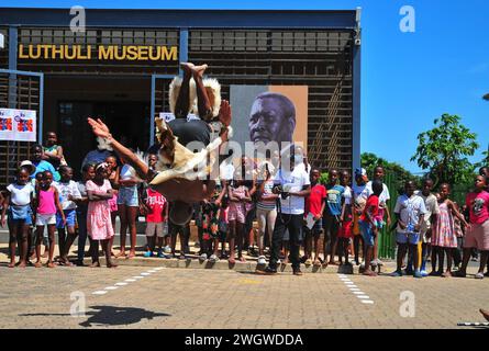 Traditionelle Zulu-Tänzer unterhalten die Massen während des iLembe Book Festival im Luthuli Museum in Groutville, Kwa-Zulu-Natal in Südafrika. Stockfoto