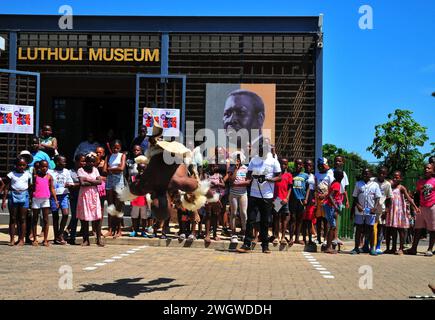 Traditionelle Zulu-Tänzer unterhalten die Massen während des iLembe Book Festival im Luthuli Museum in Groutville, Kwa-Zulu-Natal in Südafrika. Stockfoto