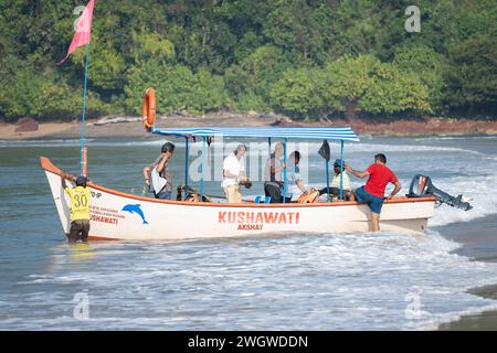 Agonda, Goa, Indien, indische Touristen auf einem Boot am Strand von Agonda, nur Redaktion. Stockfoto