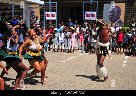 Traditionelle Zulu-Tänzer unterhalten die Massen während des iLembe Book Festival im Luthuli Museum in Groutville, Kwa-Zulu-Natal in Südafrika. Stockfoto