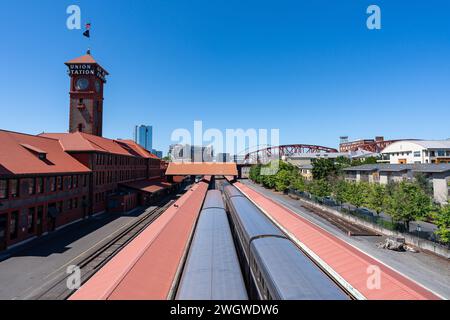 Ein erhöhter Blick auf die Portland Union Station, die an einem klaren, sonnigen Tag Amtrak bedient. Stockfoto