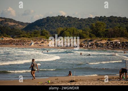 11. August 2023: Sozpol, Bulgarien - die wunderschöne Strandküste Arkutino in der Gemeinde Sozpol. Leute, die im Wasser schwimmen. Hügel und Wald im Stockfoto
